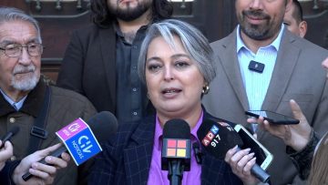 18062514 JEANNETTE JARA DEJA OFRENDA FLORAL EN EL PATIO DE LOS DISIDENTES 01 (1)