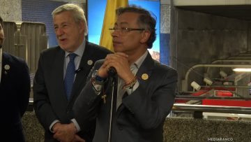 21072517 GUSTAVO PETRO ENTREGA MURAL AL METRO DE SANTIAGO 01