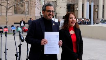 25072504 DIPUTADA MUSANTE Y ALCALDE DE SAN BERNARDO ENTREGAN CARTA EN LA MONEDA 01 (1)