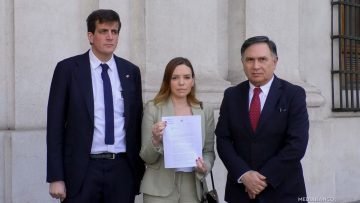 11082504 DIPUTADOS DE CHILE VAMOS ENTREGAN CARTA EN LA MONEDA 01