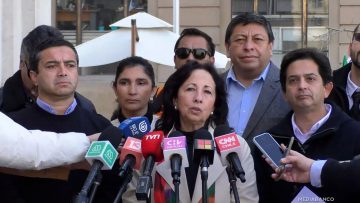 11082507 PARLAMENTARIOS Y DIRIGENTES DE LA MINERÍA ENTREGAN CARTA EN LA MONEDA 01 (2)