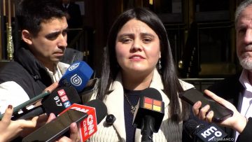 01092504 PARLAMENTARIOS DEL PSC ENTREGAN REQUERIMIENTO EN CONTRALORÍA 01