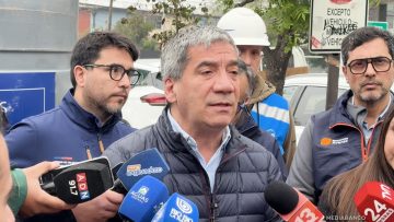 06092502 AUTORIDADES POR CORTES DE AGUA EN SANTIAGO 01