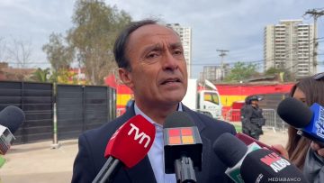 140925DEP02 DECLARACIONES MINISTRO DEL DEPORTE E INTERACCIÓN CON HINCHA DE LA U 01