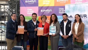 06102515 EVELYN MATTHEI CON AMUR 01