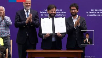 20102509 PRESIDENTE BORIC PROMULGA LA LEY QUE RECONOCE LA FUNCIÓN DE LOS RECOLECTORES DE RESIDUOS 01