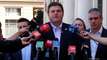 20102510 ALCALDES ENTREGAN CARTA EN LA MONEDA 01 (2)