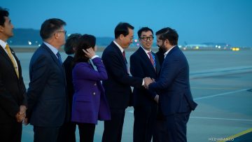 29102513 PRESIDENTE BORIC LLEGA A COREA DEL SUR 01