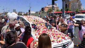 30102510 FÉRETRO DE HÉCTOR NOGUERA POR LA PÉRGOLA DE LAS FLORES 01