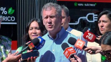 02112508 MINISTRO DE TRANSPORTES Y AUTORIDADES POR NUEVOS BUSES 01