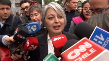 06112505 LLEGADA DE JEANNETTE JARA A REUNIÓN CON ARZOBISPO 01