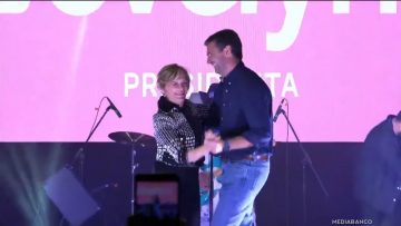 071125TEMU01 EVELYN MATTHEI BAILANDO EN CIERRE DE CAMPAÑA EN TEMUCO 01