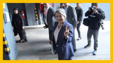 27112502 LLEGADA JEANNETTE JARA A FORO SOCIAL EN RADIO COOPERATIVA 09