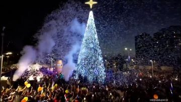 20122505 APOYO ENCENDIDO ÁRBOL DE NAVIDAD EN PLAZA CHACABUCO 01