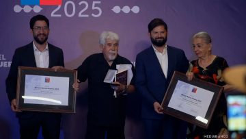 23122517 PRESIDENTE ENTREGA PREMIO MANUEL BUSTOS HUERTA 01