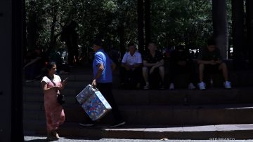 27122513 APOYO CALLES DE SANTIAGO BAJO OLA DE CALOR 01