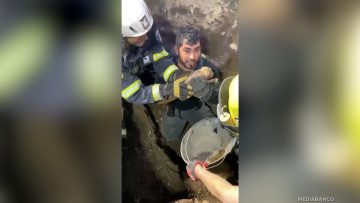 BOMBEROS RESCATA A CACHORRO DE ALCANTARILLA 01 (1)