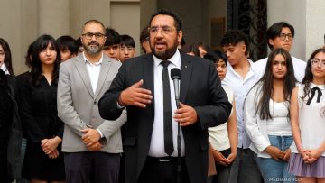 05012611 MINISTRO DE EDUCACIÓN Y ESTUDIANTES POR PAES 01 (1)