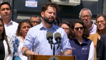 070126VIÑA02 PRESIDENTE BORIC SE REÚNE CON VECINOS DAMNIFICADOS 01