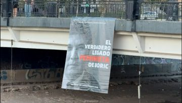 08032602 UDI DESPLIEGA LIENZO CON ROSTRO DE MONSALVE SOBRE RIO MAPOCHO 05