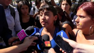 11032603 MANIFESTACIÓN DE ESTUDIANTES FUERA DEL LICEO AUGUSTO D’HALMAR 01 (1)