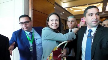 12032607 SALIDA DE MARÍA CORINA MACHADO DE CONFERENCIA EN HOTEL SHERATON 01 (1)