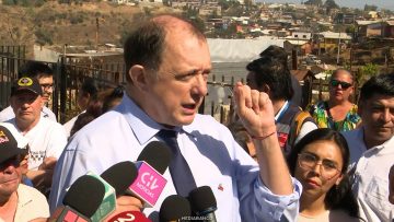 140326VALPO01 CONVERSACIÓN MINISTRO PODUJE CON VECINOS 01