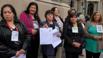 20032609 AGRUPACIONES DE FAMILIARES DE DETENIDOS DESAPARECIDOS ENTREGAN CARTA 23 (1)