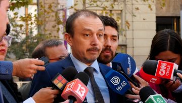 27032611 DIPUTADOS ENTREGAN CARTA EN LA MONEDA 23