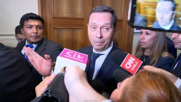 060426C01 LLEGADA DIRECTOR CERNA AL CONGRESO 01