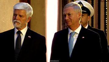 16042621 LLEGADA PRESIDENTE DE REP. CHECA A LA MONEDA 01