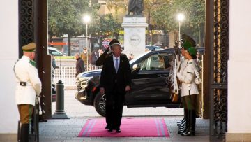 27042603 HONORES PRESIDENTE KAST 01