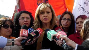 28042604 MANIPULADORAS DE ALIMENTO EN LA MONEDA 01