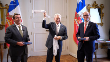16092621 PRESIDENTE KAST RECIBE PAÑUELOS DE CUECA CONFECCIONADOS POR INTERNOS 01