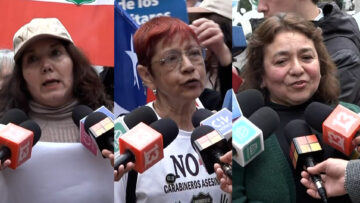 28092649 MANIFESTANTES PRO CARABINEROS EN VELORIO 01