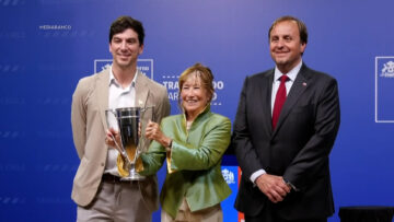 211026CDEP01 LLEGADA DE LA COPA DE ANITA LIZANA A LA MONEDA 01